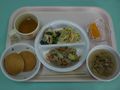胚芽ロ-ルパン、春雨とひき肉の炒め物、厚揚げの胡麻だれかけ、スパゲティサラダ、きのこスープ、オレンジ