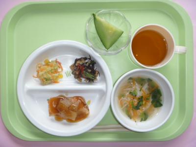 魚の煮物、れんこんのきんぴら、三色野菜のナムル、そうめんのみそ汁、メロン