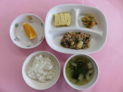 ご飯、豚肉のトマトソース、チーズの卵焼き、水菜のおひたし、野菜スープ、オレンジ