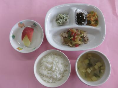 ごはん、鶏肉の野菜あんかけ、白和え、ごぼうサラダ、昆布の佃煮、大根みそ汁、りんご