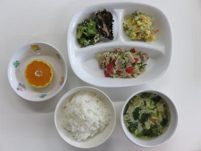 ごはん、豚肉と野菜の胡麻だれ、オクラの和え物、コールスロー、しいたけ昆布、かき卵汁、みかん