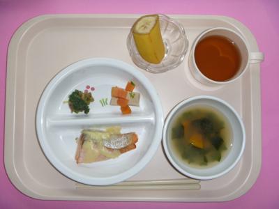 鮭のムニエル、高野豆腐の煮物、チンゲン菜のおひたし、かぼちゃのみそ汁、バナナ