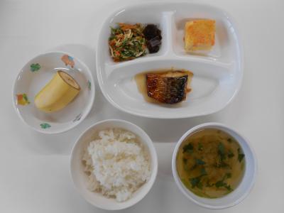 ごはん、サバのつけ焼き、チーズオムレツ、水菜のサラダ、昆布の佃煮、みつばのすまし汁、バナナ