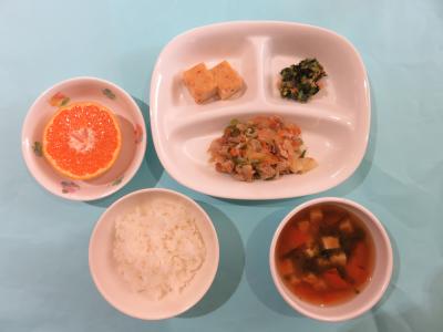 ごはん、豚肉の生姜焼き、麩の卵とじ、小松菜のツナ和え、あおさの赤だし、みかん