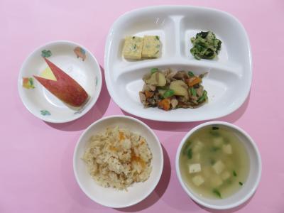 切干大根の炊き込みご飯、うま煮、だし巻き卵、もやしナムル、豆苗のみそ汁、リンゴ