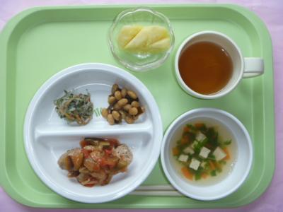 夏野菜の煮込み、大豆昆布、三色野菜サラダ、水菜のすまし汁、パイナップル
