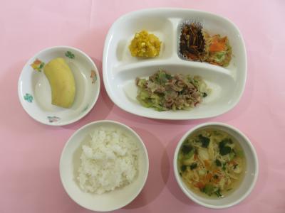 ごはん、牛肉と野菜の炒め物、白菜のおかか和え、かぼちゃサラダ、人参昆布、かき卵汁、バナナ