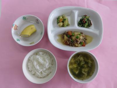 ごはん、肉じゃが、ほうれん草のソテー、カリフラワーの胡麻和え、青さのすまし汁、バナナ