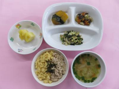 鶏そぼろごはん、茄子のくずあん、かぼちゃのグラッセ、ほうれん草の和え物、にらのみそ汁、パイナップル