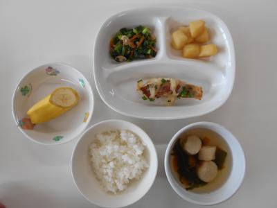 えんどう豆ごはん、魚のみそ焼き、じゃがいもの煮物、小松菜としめじのあえもの、ふのすまし汁、バナナ
