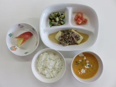ごはん、豆腐ステーキ、オリーブトマト、ひじきサラダ、キャロットスープ、りんご