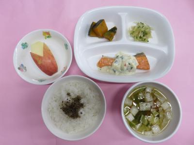 ご飯（いりこにふりかけ）、鮭のクリームソース、かぼちゃの含め煮、大根なます、白菜のすまし汁、りんご