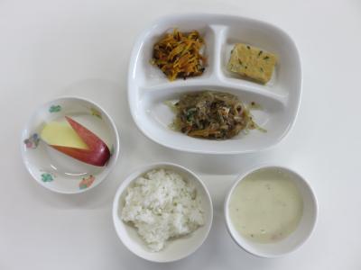 ごはん、ひき肉と春雨の炒め物、麩の卵とじ、人参しりしり、カリフラワーのポタージュ、りんご