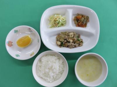 ごはん、豚肉の胡麻焼き、人参とツナの含め煮、スパゲッティサラダ、クリームスープ、みかん
