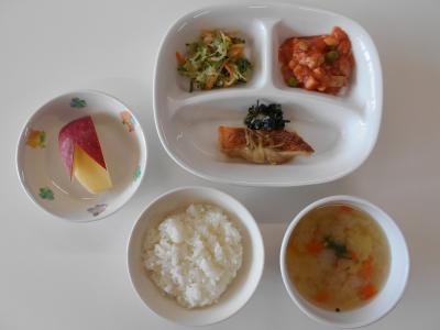 ごはん、魚の炊き合わせ、大豆のトマト煮、大根サラダ、白菜のみそ汁、りんご