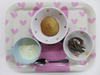 ごはん、鶏肉の野菜あんかけ、白和え、ごぼうサラダ、大根のみそ汁、りんご