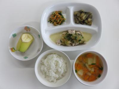 ごはん、鶏肉のおろしかけ、なすの煮びたし、水菜のサラダ、じゃが芋のみそ汁、バナナ