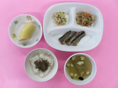 ごはん（いりこのふりかけ）、魚のかば焼き、大豆の煮物、切干大根のナムル、茄子のみそ汁、バナナ