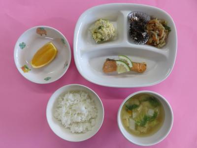 ご飯、魚のレモン焼き、もやしソテー、ささみとごぼうのサラダ、昆布とかつお節の佃煮、白菜の豆乳みそ汁、オレンジ