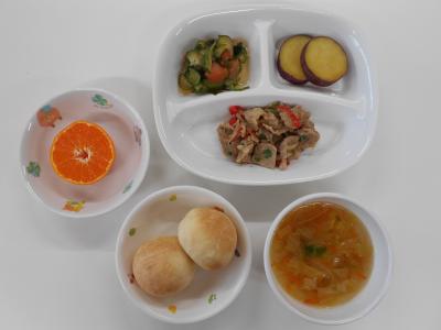 パン、豚肉のごま焼き、さつまいもの甘煮、トマトの海藻あえ、春雨スープ、みかん