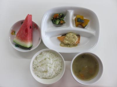 ごはん、鮭南蛮、かぼちゃの煮物、オクラのおろしかけ、根菜のみそ汁、すいか