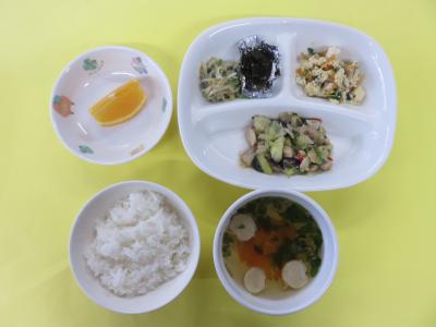 ご飯、鶏肉の香味焼き、炒り豆腐、チンゲン菜のツナ和え、昆布の佃煮、三つ葉のすまし汁、オレンジ