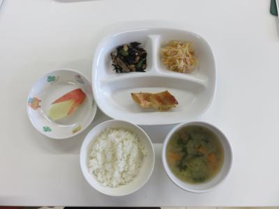 ごはん、魚の蒲焼き、大豆の煮物、切干大根のナムル、茄子のすり流しみそ汁、りんご