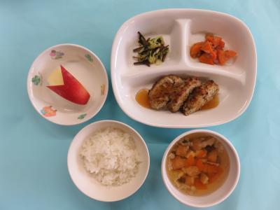 ごはん、ミートローフ、人参とツナの含め煮、白菜の浅漬け、しめじのすまし汁、りんご