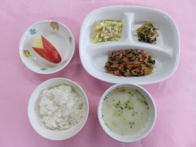 ごはん、牛肉のトマト炒め、野菜の胡麻和え、マカロニサラダ、豆乳スープ、りんご