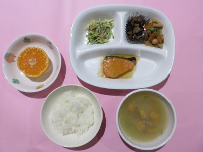 ご飯、鮭の麹焼き、大豆と根菜のきんぴら、春雨の酢の物、舞茸昆布、大根のみそ汁、みかん