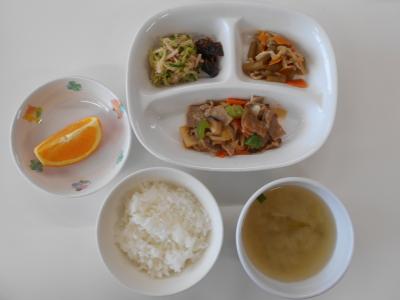 ごはん、酢豚、ふきと薄揚げの炊き合わせ、野菜のごまソース、昆布のおかか煮、にらのみそ汁、オレンジ