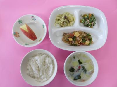 ごはん、豚肉のトマト炒め、きのこスパゲッティ、オクラの和え物、わかめのミルクスープ、りんご