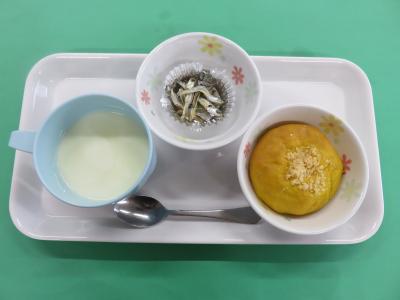 手作りヨーグルト、かぼちゃパン、かえり