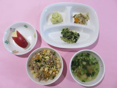牛丼、ほうれん草のおひたし、粉ふき芋、大根の昆布和え、しいたけのみそ汁、りんご
