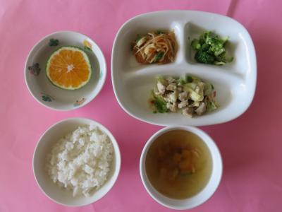ご飯、チキンソテー、春雨のきんぴら、ブロッコリーのマリネ、オニオンスープ、みかん