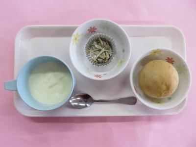 手作りヨーグルト、苺ジャムパン、かえり