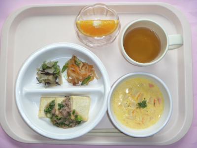 豆腐ステーキ、春雨のきんぴら、ひじきサラダ、キャロットスープ、オレンジ