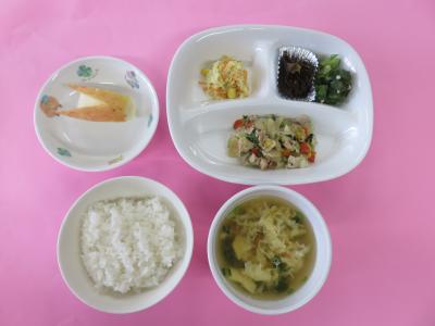 ご飯、豚肉と野菜の胡麻だれ、オクラの和え物、コールスロー、しいたけ昆布、かきたま汁、りんご
