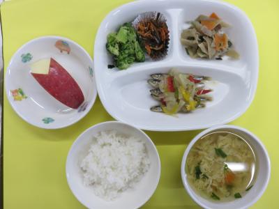 ごはん、きびなごの南蛮漬け、ごぼうの煮物、ブロッコリーの和え物、人参昆布、かき卵汁、りんご