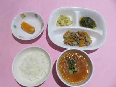 ごはん、牛肉のさっぱり煮、じゃがいものバジル焼き、もずくの酢の物、春雨スープ、オレンジ
