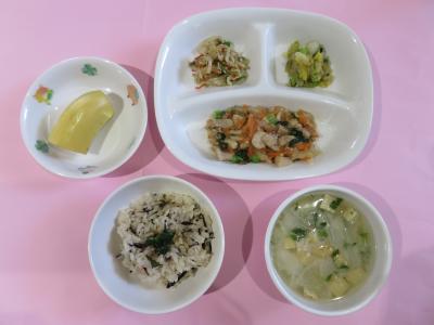 ひじきごはん、鶏肉のくずあんかけ、じゃこピーマン、白菜の漬物、豆苗の豆乳みそ汁、バナナ