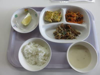 ごはん、ひき肉と春雨の炒め物、麩の卵とじ、人参しりしり、カリフラワーのポタージュ、みかん