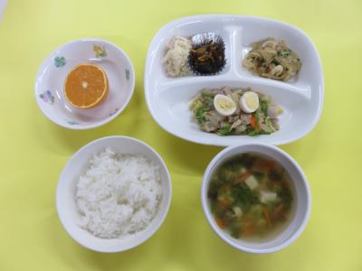 ご飯、八宝菜、春雨のきんぴら、紅白サラダ、人参昆布、青さのみそ汁、みかん