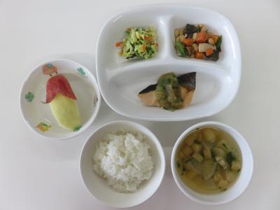 ごはん、魚のおろしかけ、五目豆、スキムドレッシングサラダ、かぶのすまし汁、りんご