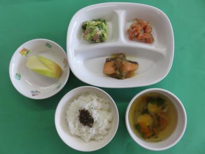 ごはん(いりこのふりかけ)、鮭のおろしかけ、人参のミルク煮、キャベツサラダ、たまねぎのすまし汁、りんご